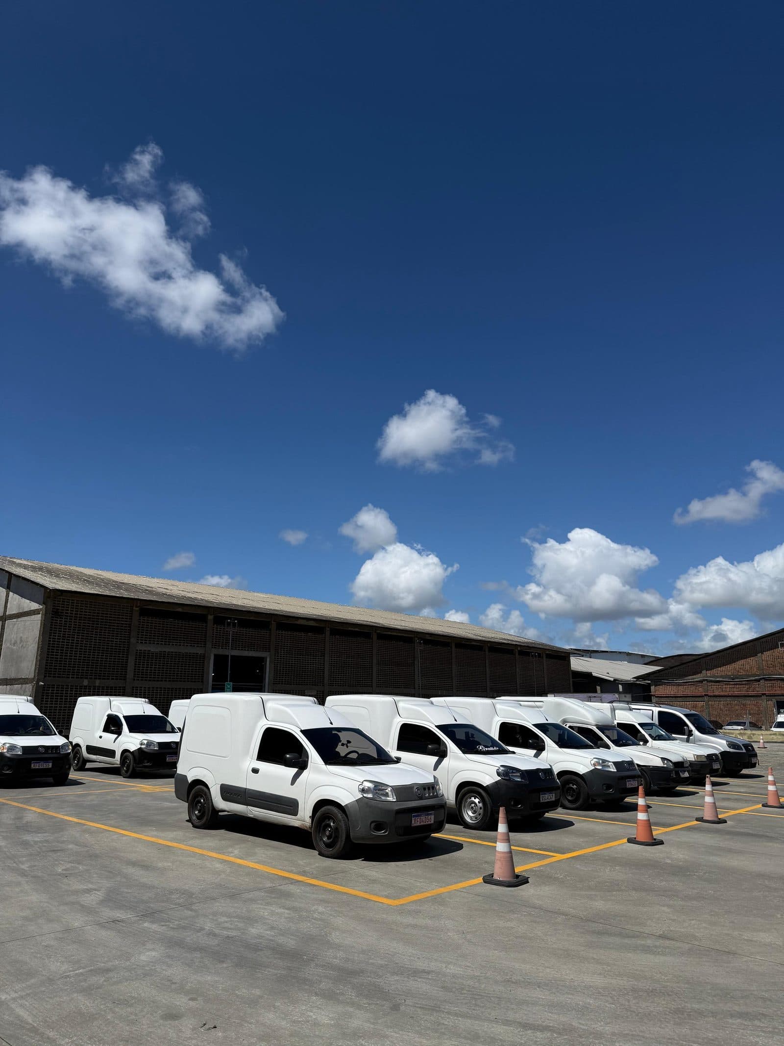 Pátio da Logam com frota de utilitários enfileirados